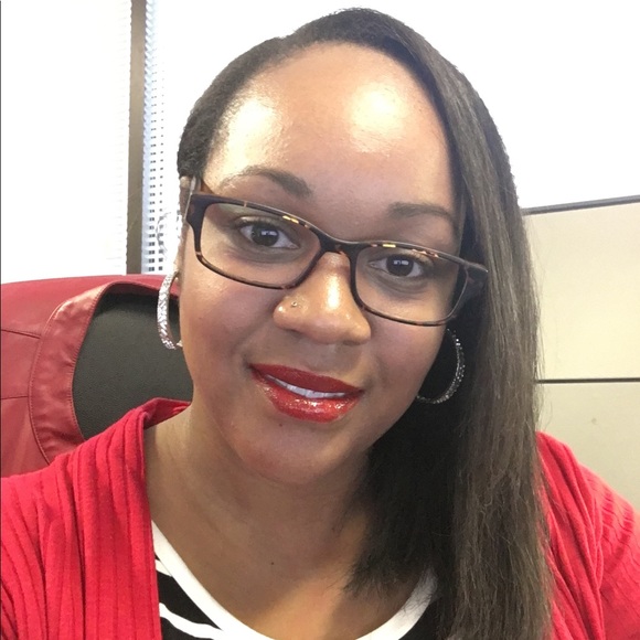 Meet your Posher, Adia - Picture 3 of 5